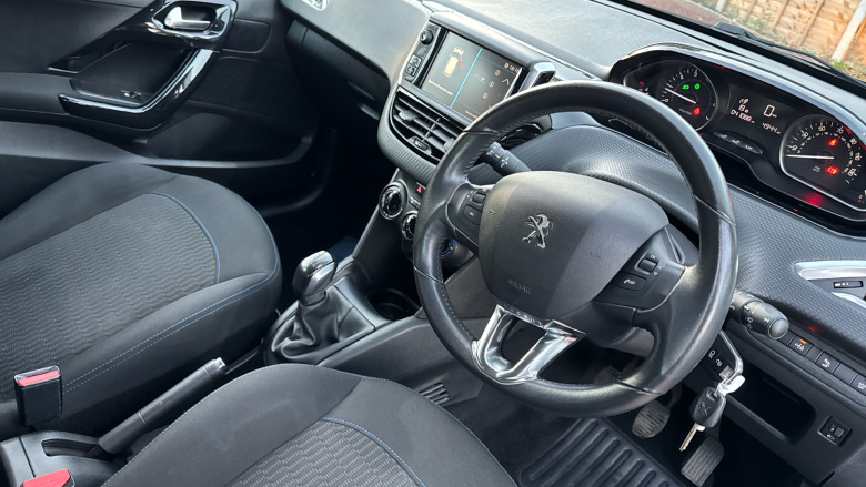 Peugeot 208 1.2 PureTech 82 Signature 5dr [Start Stop] Petrol Hatchback